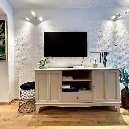 Charming 3-min Walk To Old Town - Free Parking Apartment *