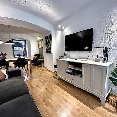 Charming 3-min Walk To Old Town - Free Parking Apartment *