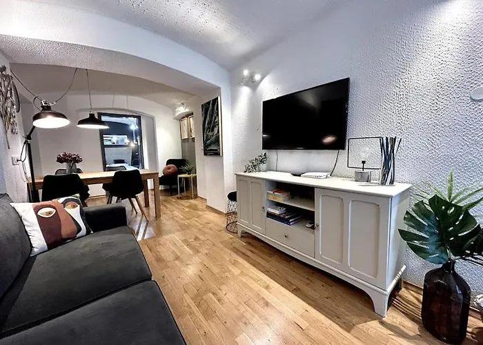 Charming 3-min Walk To Old Town - Free Parking Apartment *